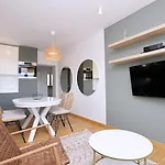 Victus Stylish In The Center By Renters